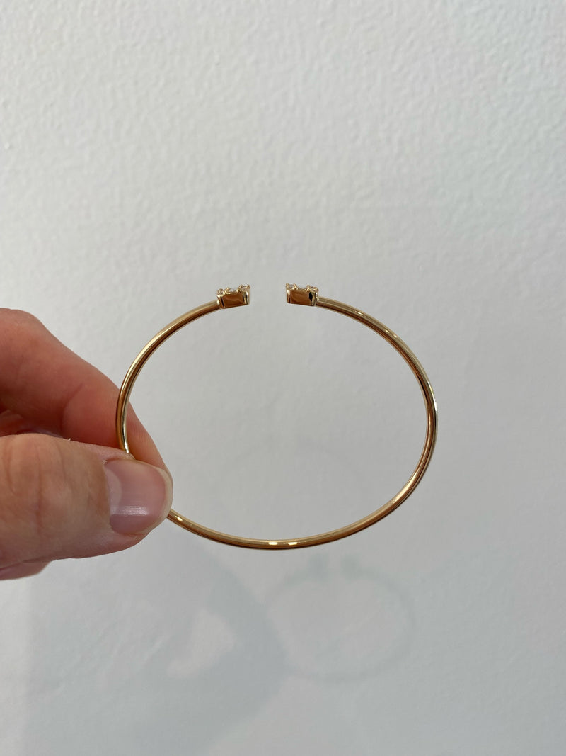 GOLD SPLIT BANGLE WITH TRAPEZE ENDS